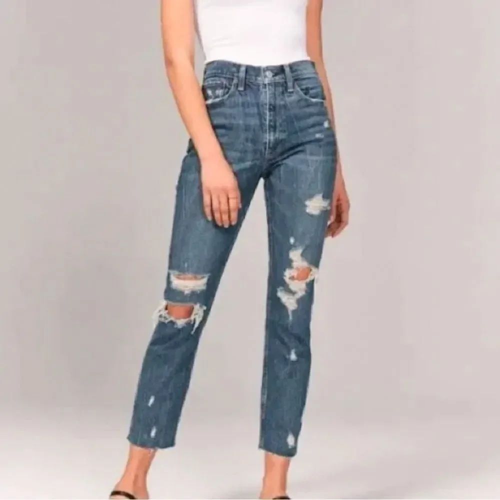Abercrombie & Fitch High Rise Mom Jeans Size 26 / 2R Distressed